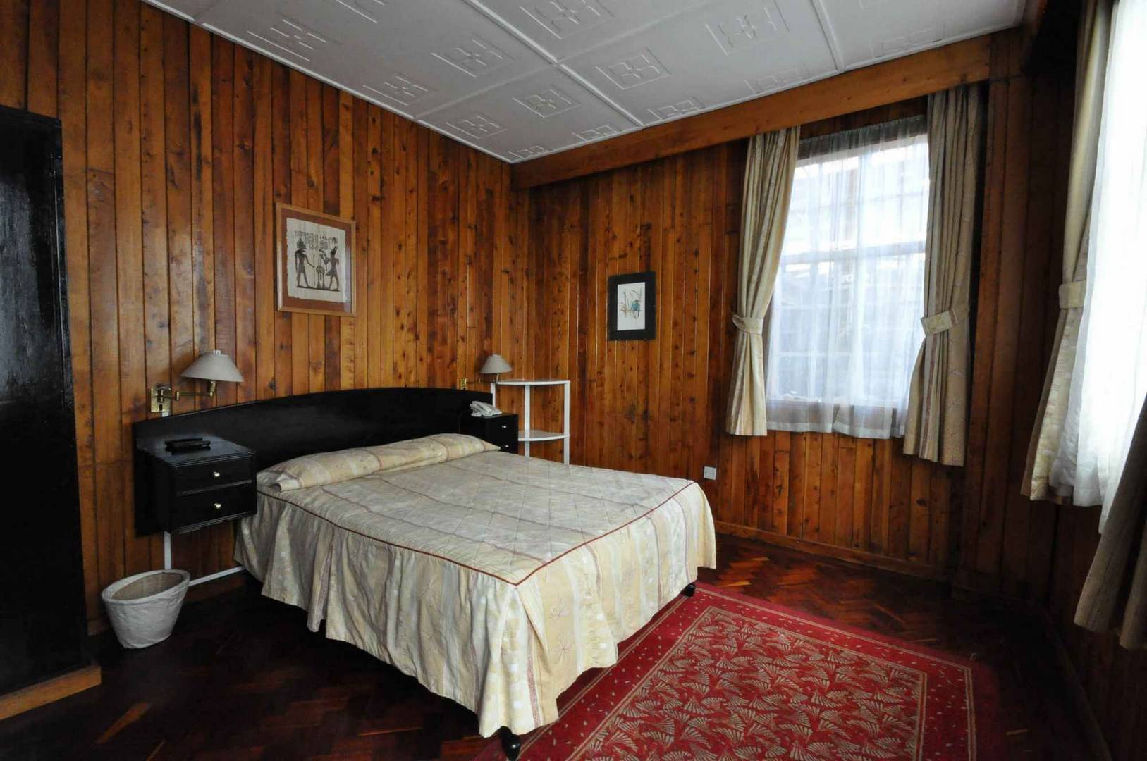 Oakwood-Room-Bed